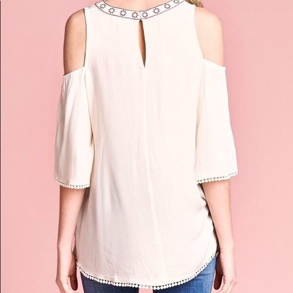 Plus Size Floral Embroidered Top - Picture 3 of 4